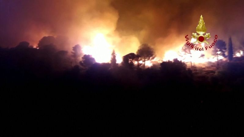 Plameny ohrožují další metropoli. Nedaleko Říma evakuovali desítky lidí